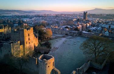 Beautiful stylish 2 bed apartment with free parking - Photo 34