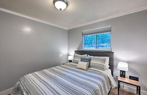 Modern Redmond Home with 2 Fireplaces and Yard! - Foto 17