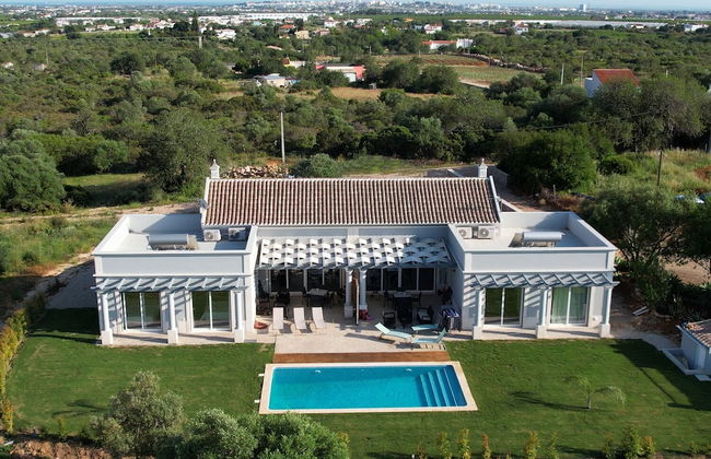 Semi-detached Villa With Pool In Rural Setting - Photo 1