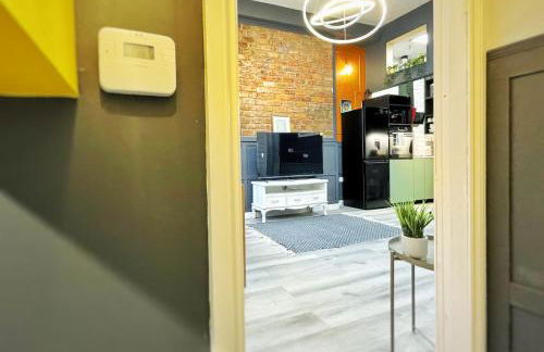 AdeamStays provides Beautiful centrally located 1 and 2 bed apartments on Liverpools Boulevard - Foto 29