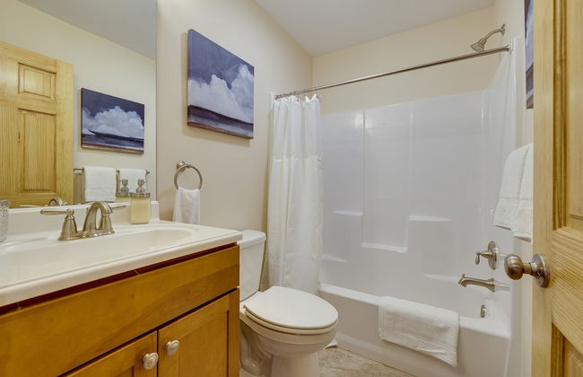 Pocono Paradise by Avantstay Lakeside Retreat, Hot Tub, Game Room, Near Beach - Foto 44