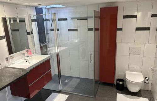 Ferienhaus mit Privatparkplatz, Terrasse und Stadtnähe - Foto 16