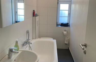 Für Gruppen und Familien - große Ferienwohnung Nähe Stadtpark, 4 Schlafzimmer, 2 Bäder, Terrasse, Parkplatz - Foto 25