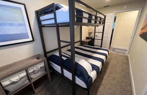 Peaceful Lakeside Retreat - Cozy 3BR Waterfront Home - Foto 8