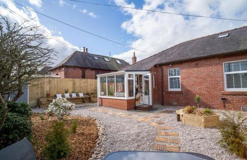 Stunning Period Townhouse with Garden, Walking Distance to Town - Foto 7