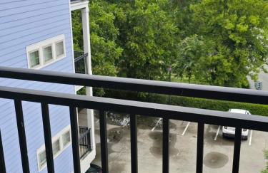 Cozy Uptown apartment with Gym and Swimming pool - Photo 32