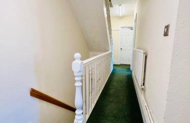 4-Bedroom House 5 mins to Beach & Parking - Foto 17