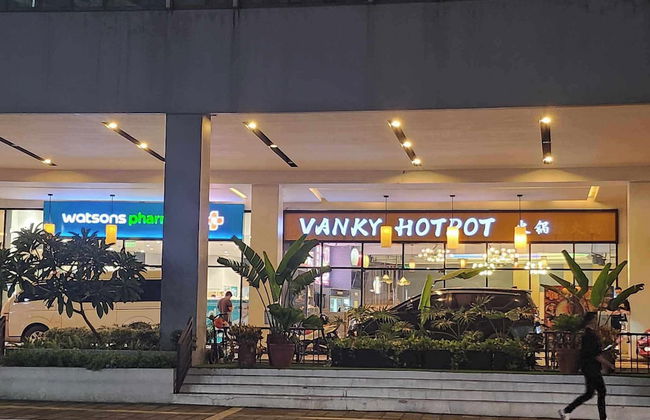 1 Bed Apartment - Sleeps 7 - Pool & Wifi - Photo 25