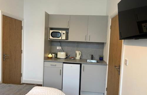 Stylish Studio flat 5, ensuite, kitchenette, Parking, Wifi,Smart TV,Nr Sandwell and Metropolitan Hospital - Foto 2