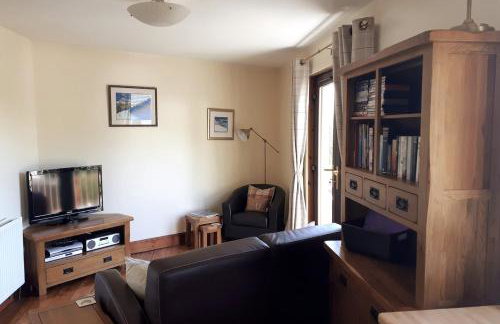 The Snug a cosy, quirky detached cottage with sea views - Foto 5