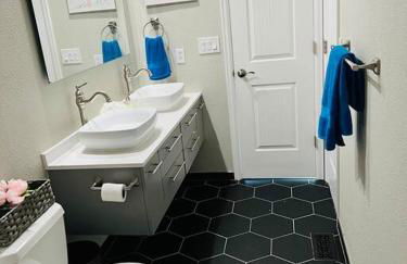 Hot Tub Steam Shower Gym in Charming Family Home! - Photo 2