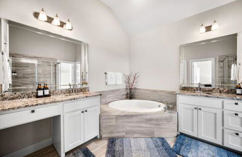 Stylish 4BR Lake House - Foto 22