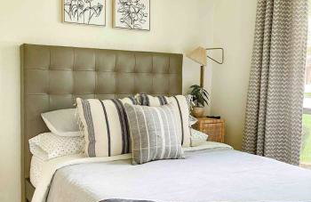 Luxe 4BR with Heated Pool and Hot Tub - Walk to Lake - Foto 23