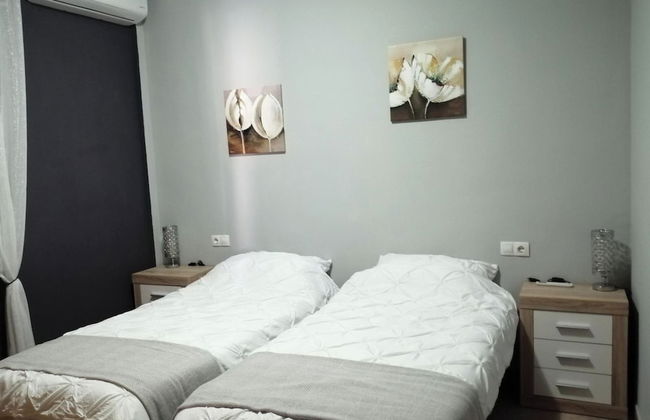 Villa - Sleeps 4 - Pool - Patio - Parking - Photo 2