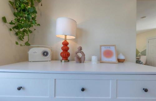 Zen Den With King Bed and Very Close to Airport - Foto 26