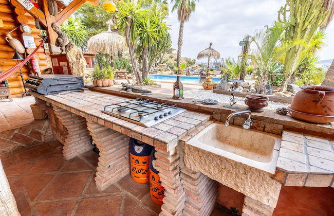 Luxurious Private Cabin Pool Hottub & Fireplace - Photo 42