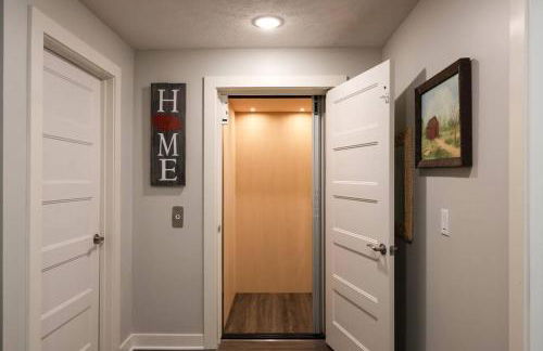 Luxurious Midtown Retreat with Elevator Access - Foto 35