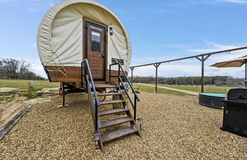 Texas Glamping near Murchison: Charming Wagon Rental Perfect for a Romantic Getaway - Foto 1
