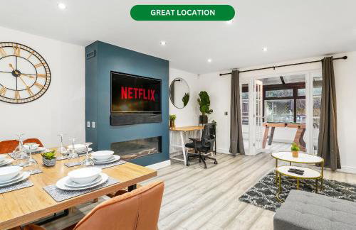 Luxury House with Pool Table, Sky TV, Netflix, Fast Wifi, Garden & Free Parking by Yoko Property - Photo 1