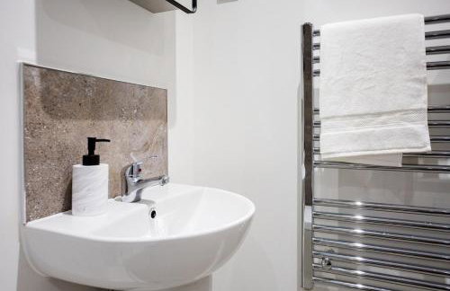 #57 Central Taunton 2BR APT - Sleeps 6 - 5 mins to Taunton Player Ready 2 - "Perfect For Contractors and Families - Free Parking" - Foto 19