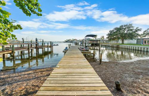 Pink Pony Villa - Waterfront Escape with Pool & Themed Rooms - Foto 26