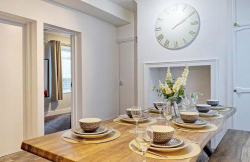 Large 5-Bedroom Home, Perfect for Long Stays & Team Accommodation - Foto 34