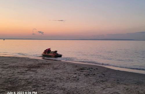 Beach house - 3BR Beach Gem - 30ft to Sand & Walk to Amusement Park - Foto 44