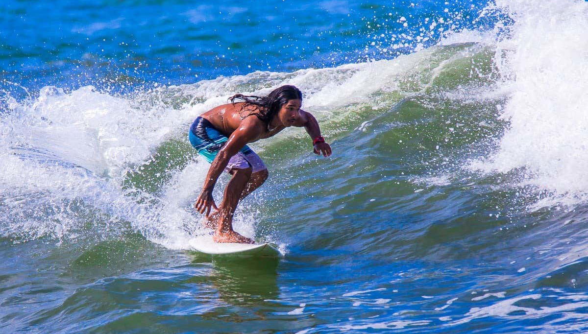 Surfeur sur la plage de Palomino