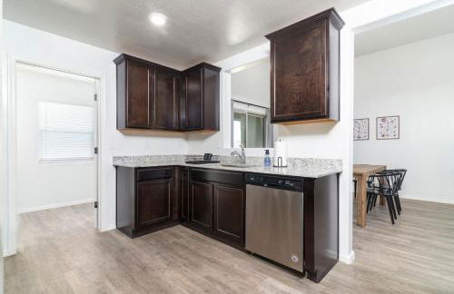 Spacious Family Oasis ~ PoolTable ~ Backyard ~ Pkg - Foto 9