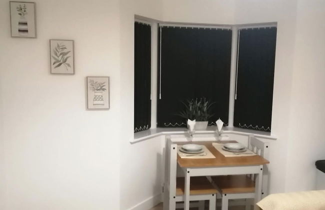 1 Bed Apartment Sleeps 2 - Parking & Wifi - Foto 10