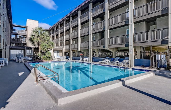 Newly Remodeled Oceanfront Condo with Salt Water Pool and Private Walkway to Beach by RedAwning - Foto 20