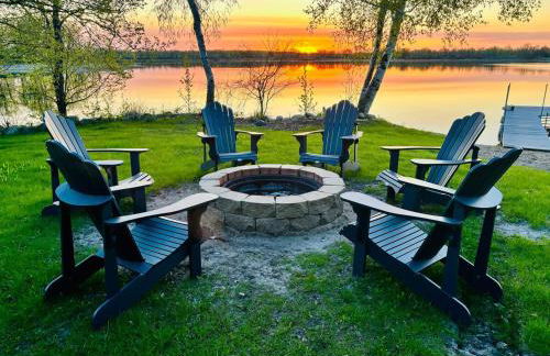 Lake Escape with paddle boards, fire pit & game room - Foto 2