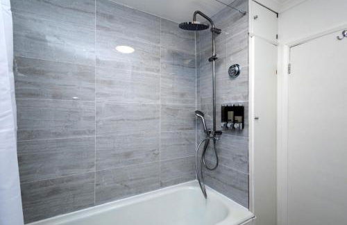 Cozy 2-Bed Detached Bungalow with Parking Woking - Photo 11