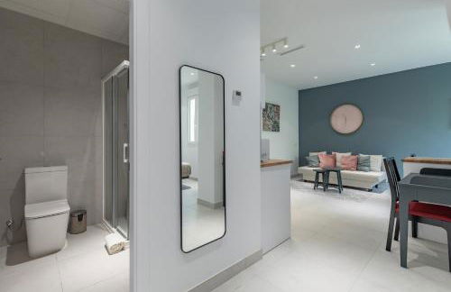 Chic & Comfortable Apartment, Private Terrace - Photo 10