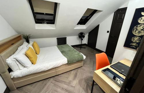 Fabulous 3 Bed Apartment - Near Excel - Sleeps 6 - 8 - Photo 8