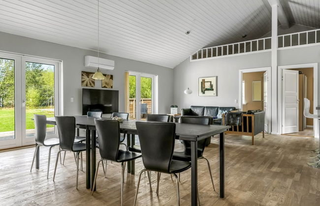 "Ellie" - 300m from the sea - Photo 11