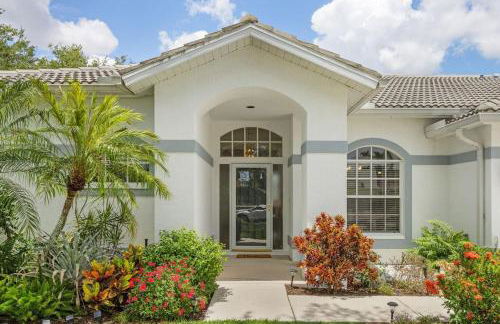 Villa Tropicana Luxury pool home. Gated community - Photo 2