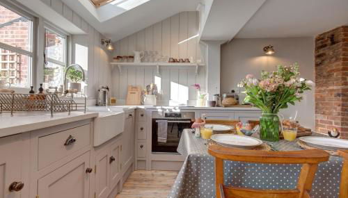 The Flints - Photo 3