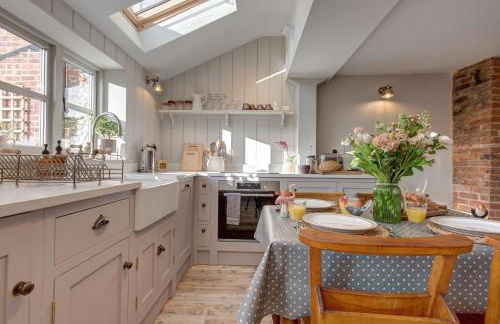 The Flints - Photo 3