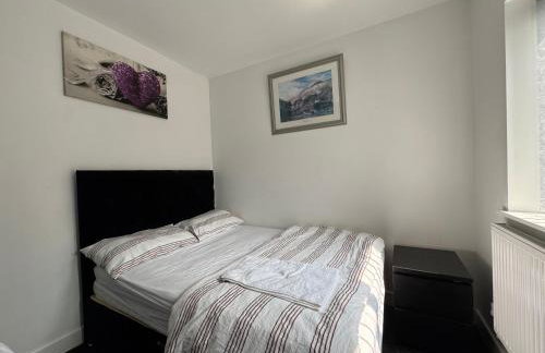 Modern 3- Bed Holiday Home - Private Parking Sleeps 10- 2 Min M62 - Foto 7