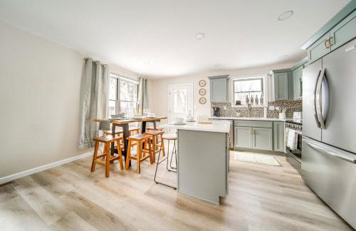 Walk to Lake Pet-Friendly Cottage in Jamestown! - Foto 7