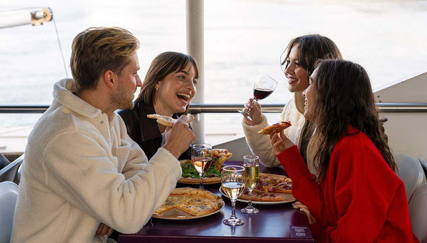 Disfrutando de una pizza en el crucero