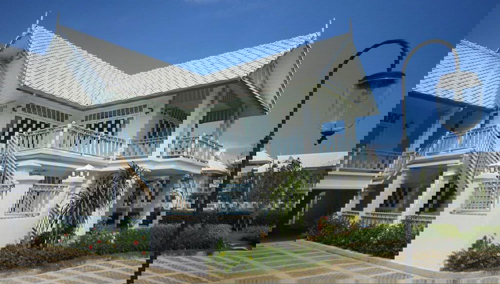 Moon Margo - Photo 1, Primary image