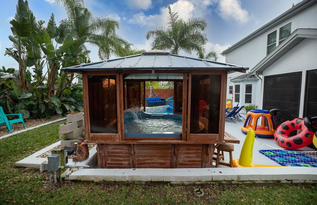Gorgeous Urban Oasis W/hot Tub, Heated Pool And Private Movie Theater 3 Bedroom Home by RedAwning - Foto 39