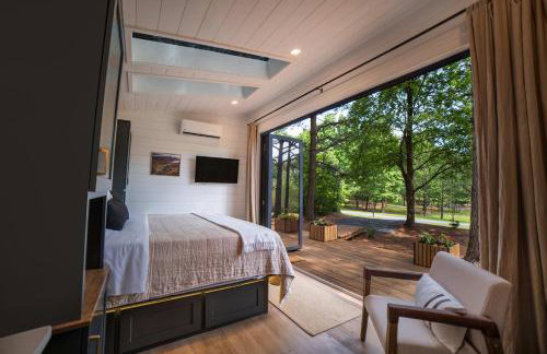 Glamping cabin with private deck and hot tub! - Foto 5