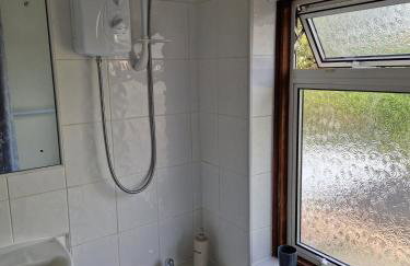 Stylish 4BR House, Sleeps 7, High-Speed Wi-Fi, Long Stay Friendly - Foto 10