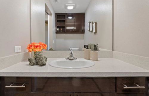 Modern 2BR/2BA in Irvine Pool & Gym - Foto 13