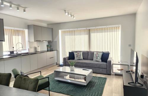 Luxury 2-Bed Apartment with AC, Sleeps 6, Private Garden, Free Parking, Netflix - Photo 3