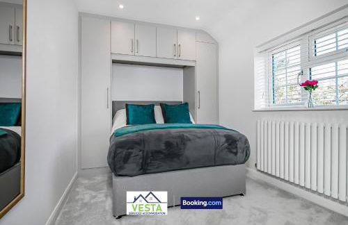 Three Bedroom House By Vesta Serviced Accommodation & Short Lets Borehamwood With Free WiFi & Free Parking - Foto 3