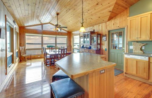 Lakefront Isle Escape with Dock and Fire Pit! - Foto 8